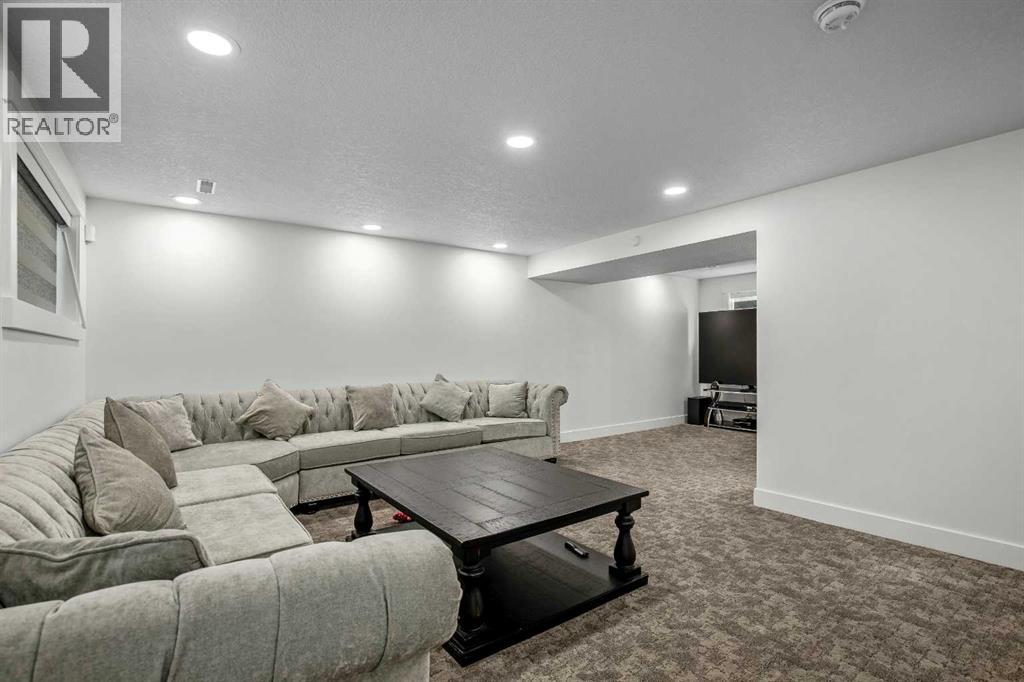 Single Family House 4 Level for Sale in  Pinemill Way NE Pineridge Calgary 