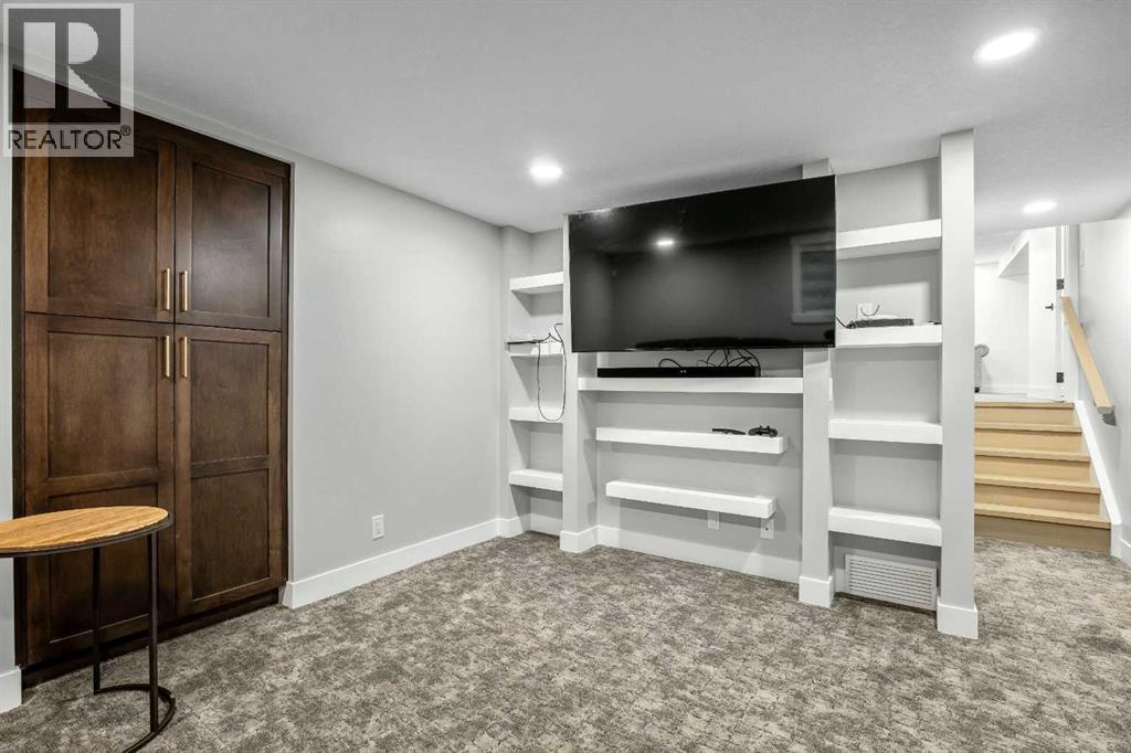 Single Family House 4 Level for Sale in  Pinemill Way NE Pineridge Calgary 