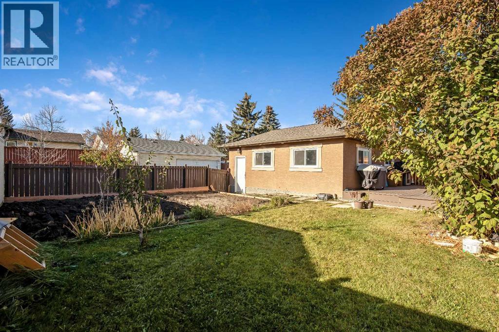Single Family House 4 Level for Sale in  Pinemill Way NE Pineridge Calgary 