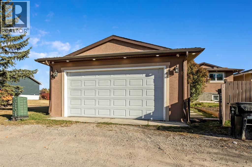 Single Family House 4 Level for Sale in  Pinemill Way NE Pineridge Calgary 