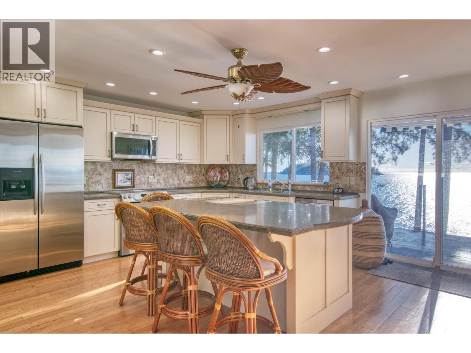 6437 SUNSHINE COAST HIGHWAY, Sechelt