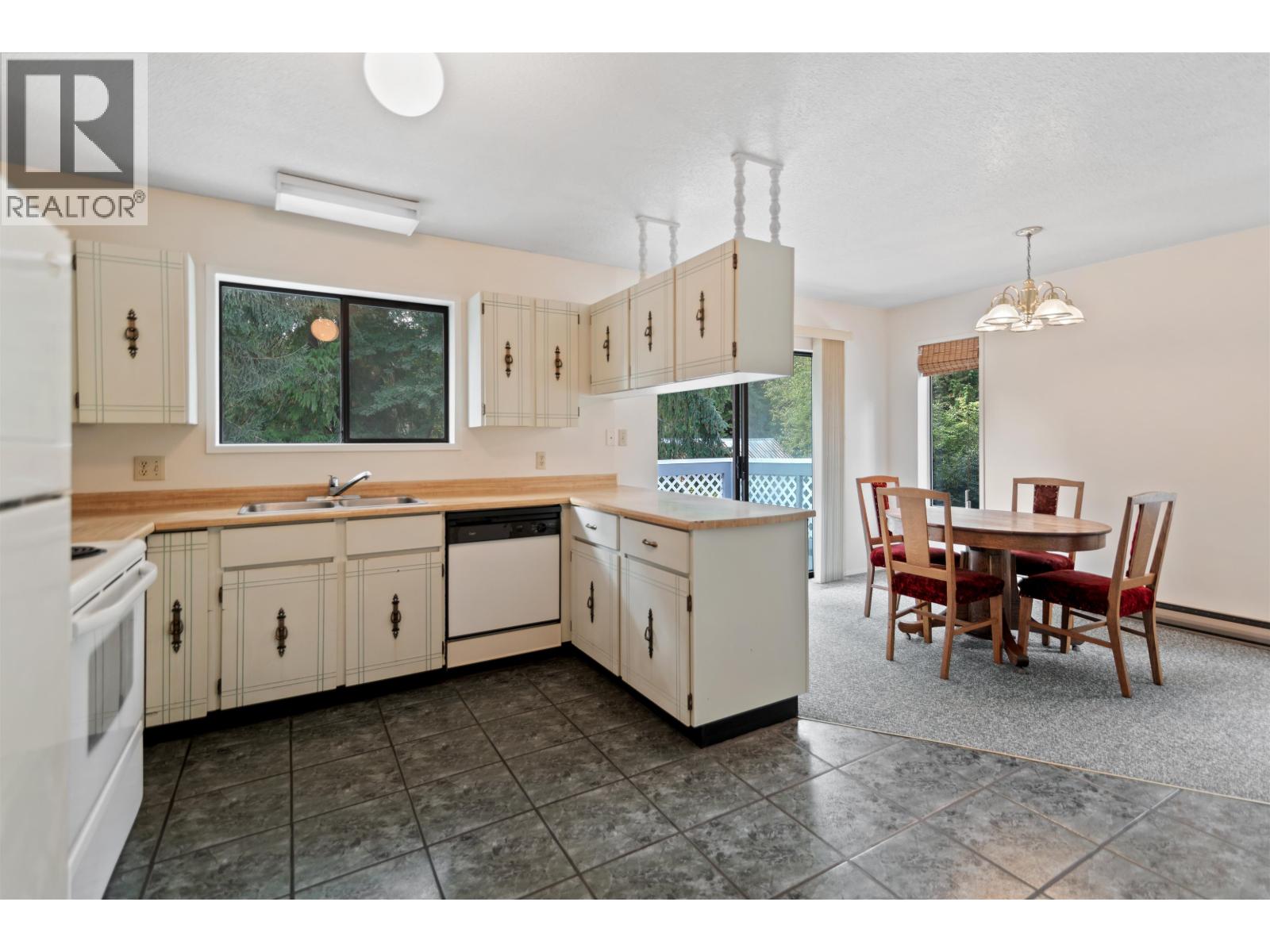 1067 FIRCREST ROAD, Gibsons