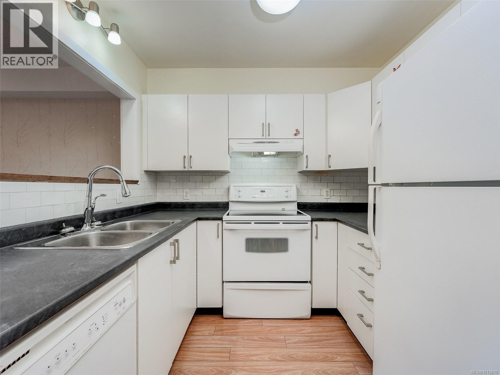6 1441 Hillside Avenue, Victoria