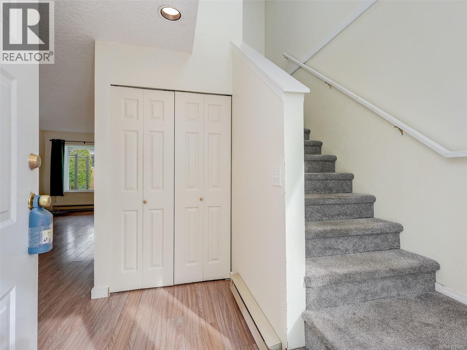 6 1441 Hillside Avenue, Victoria