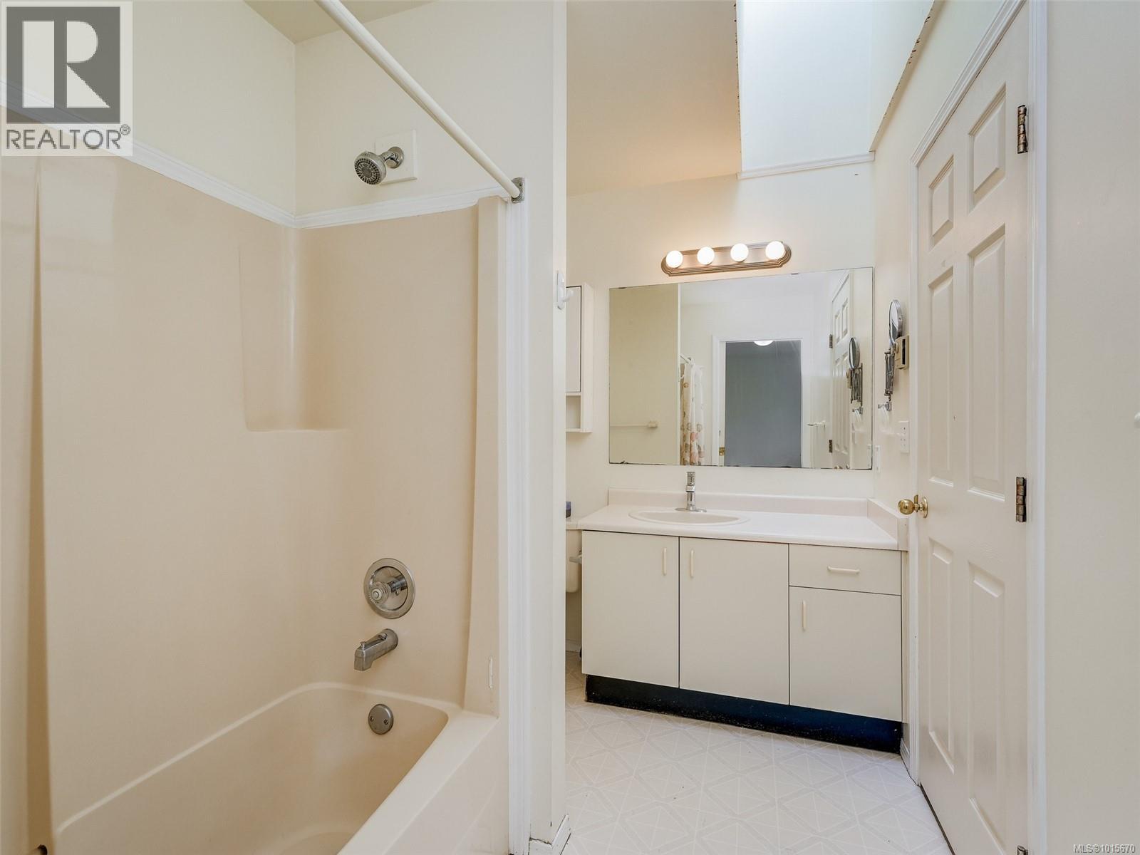6 1441 Hillside Avenue, Victoria
