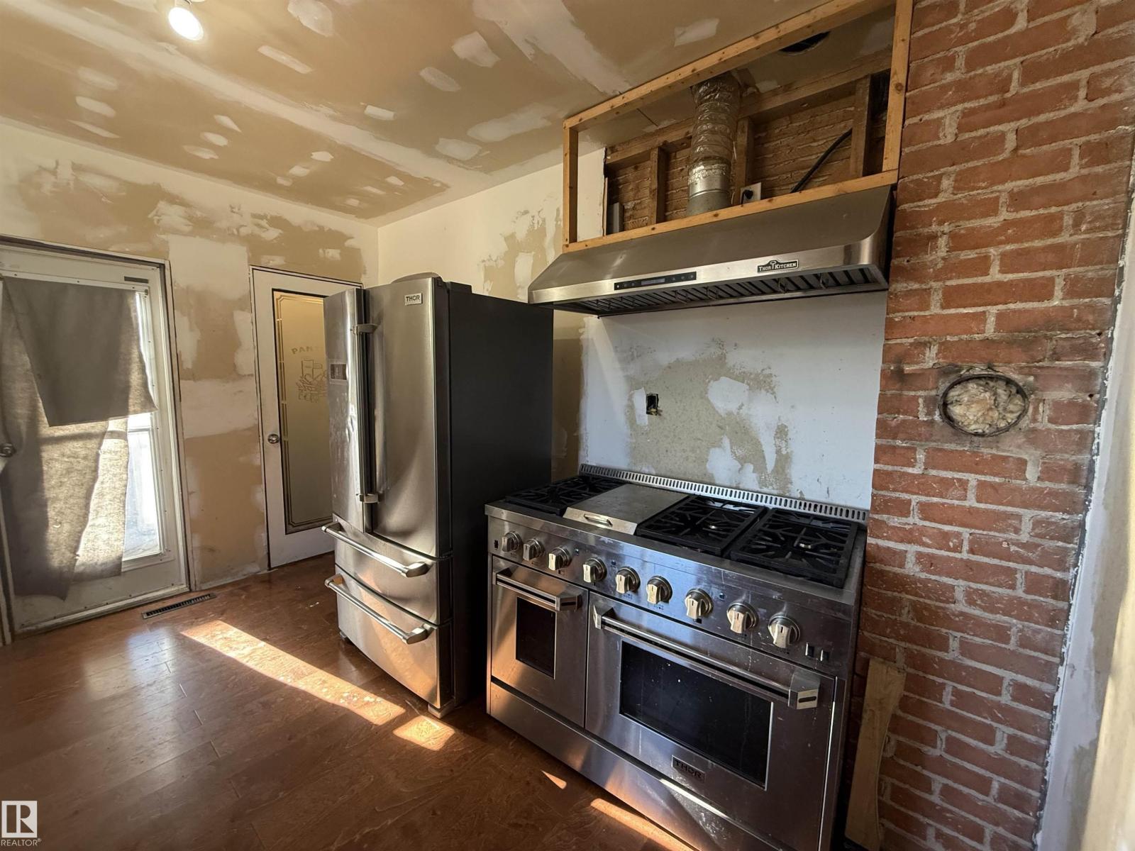 Single Family House for Sale in   ST NW Edmonton 