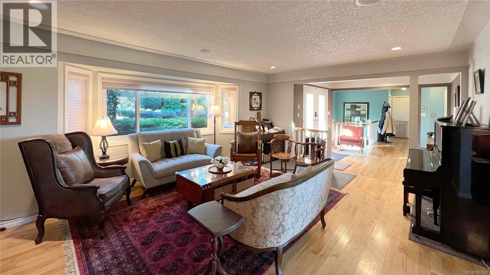  986 Seapearl Place, Saanich