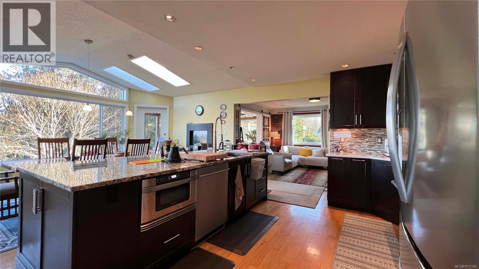  986 Seapearl Place, Saanich