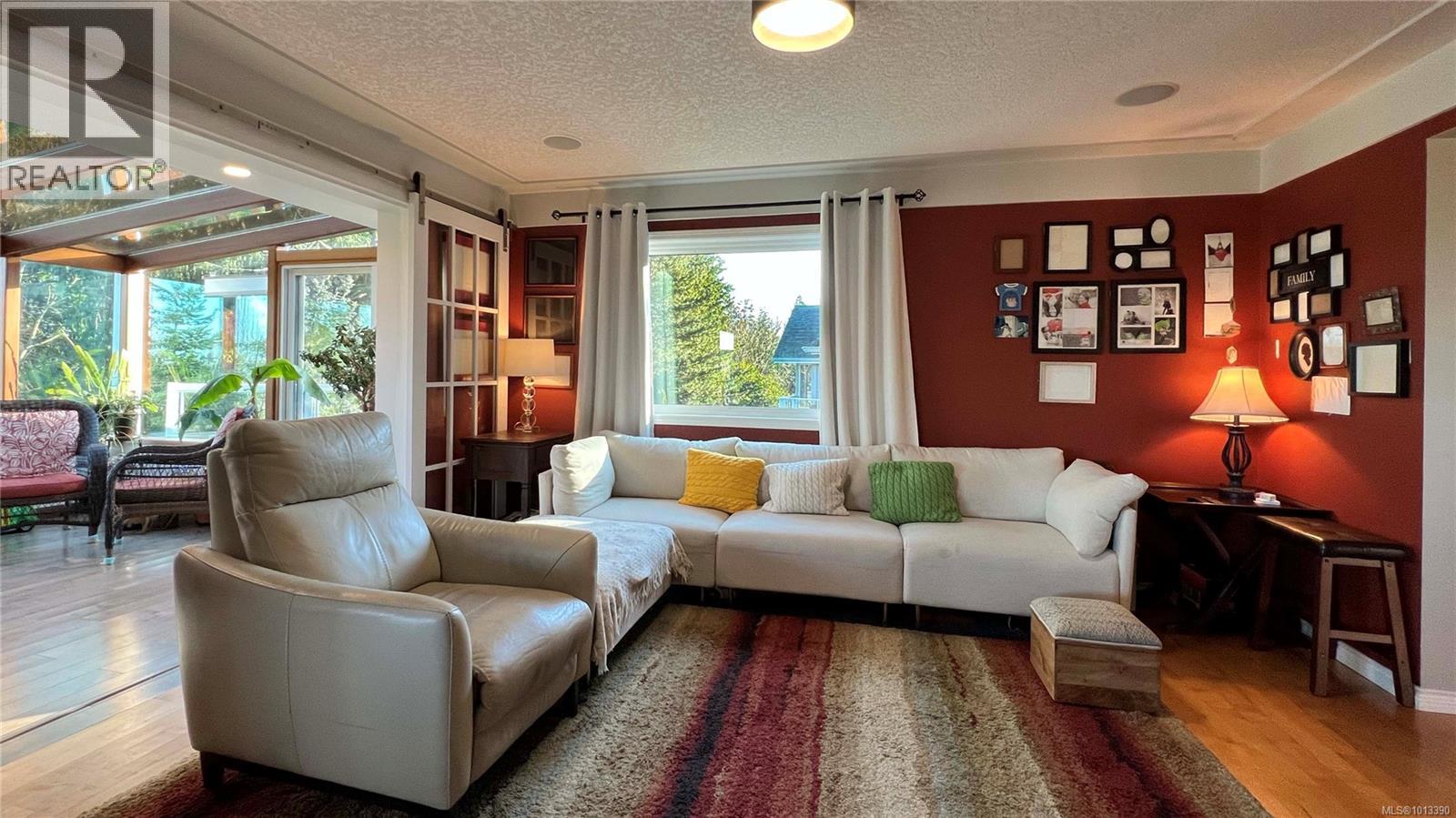  986 Seapearl Place, Saanich