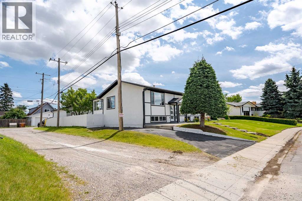 Single Family House Bi-level for Sale in  Huntbourne Road NE Huntington Hills Calgary 