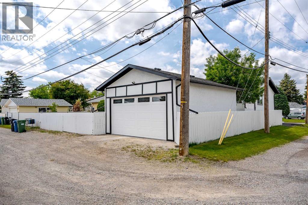 Single Family House Bi-level for Sale in  Huntbourne Road NE Huntington Hills Calgary 