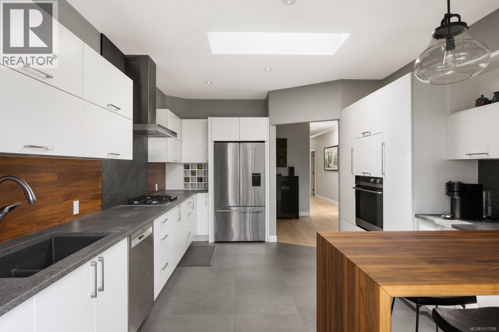 14 942 Boulderwood Rise, Saanich