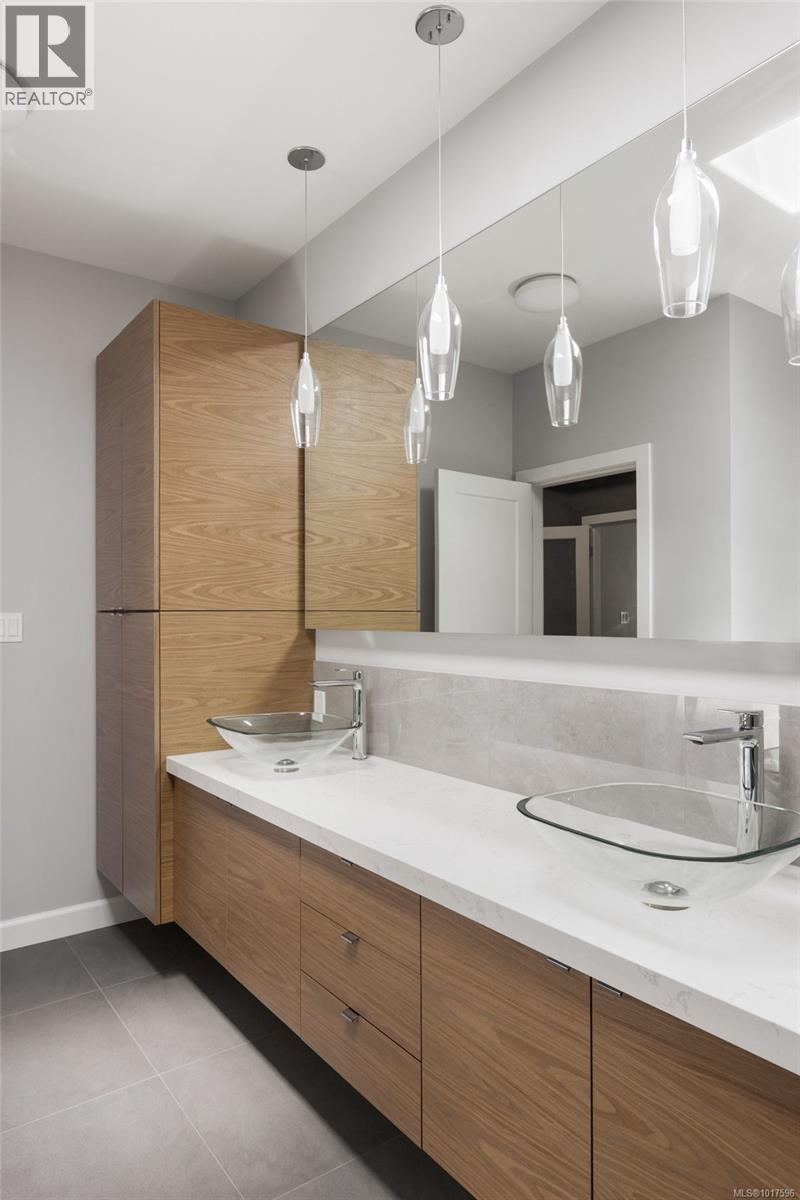 14 942 Boulderwood Rise, Saanich