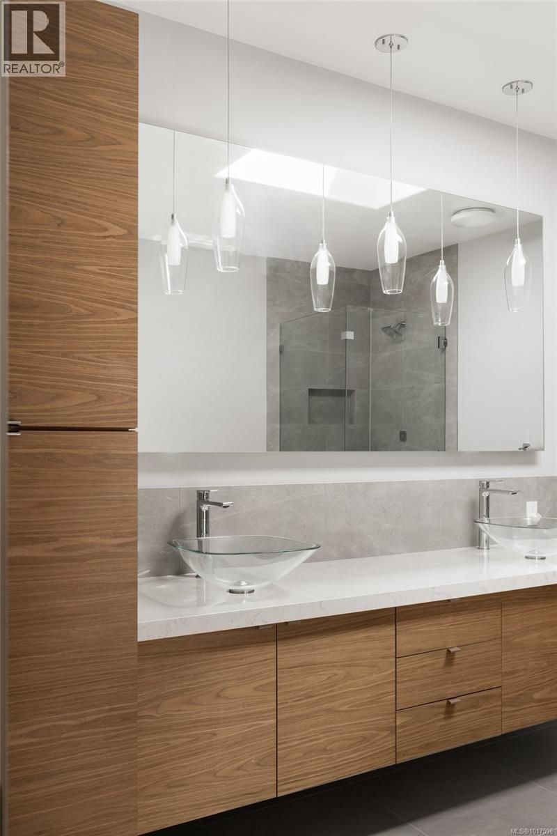 14 942 Boulderwood Rise, Saanich