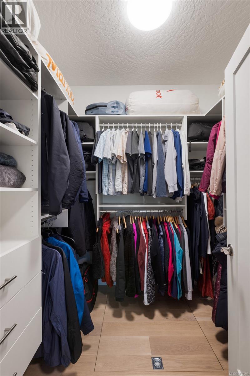 14 942 Boulderwood Rise, Saanich