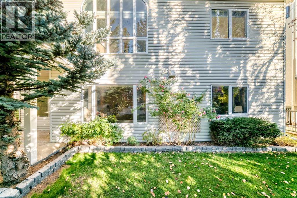 Single Family House Bungalow for Sale in  Simcoe Gate SW Signal Hill Calgary 