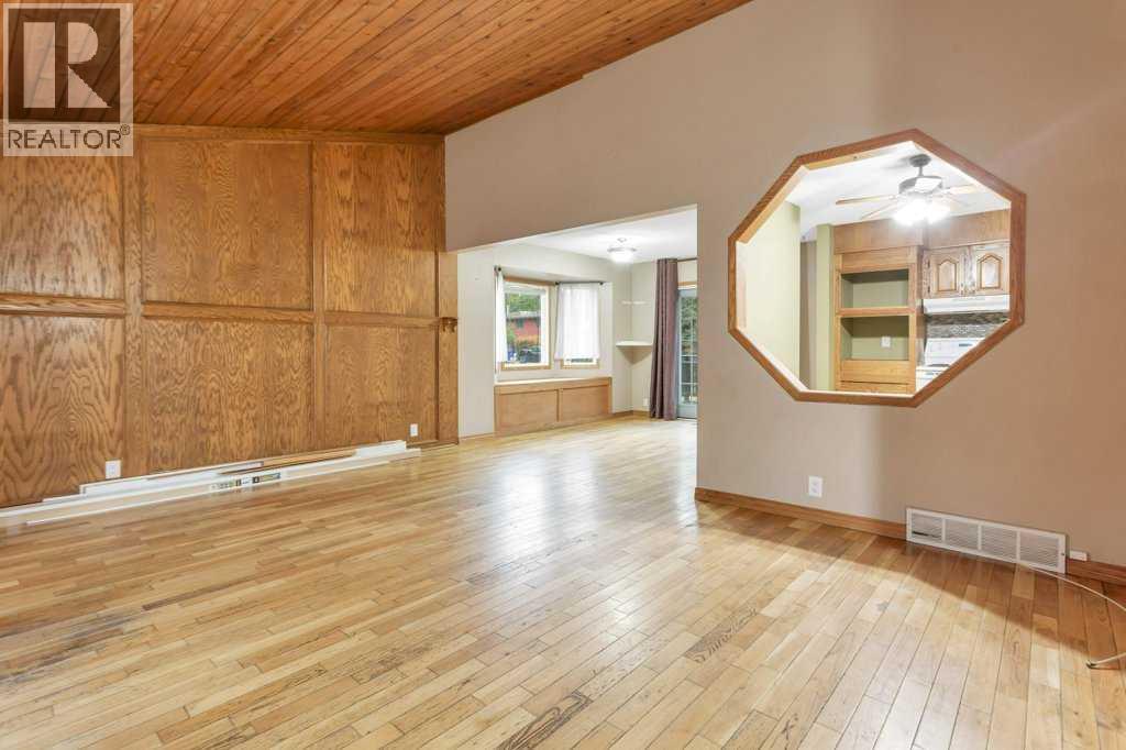 Single Family House 4 Level for Sale in  Glendale Boulevard Glendale Red Deer 