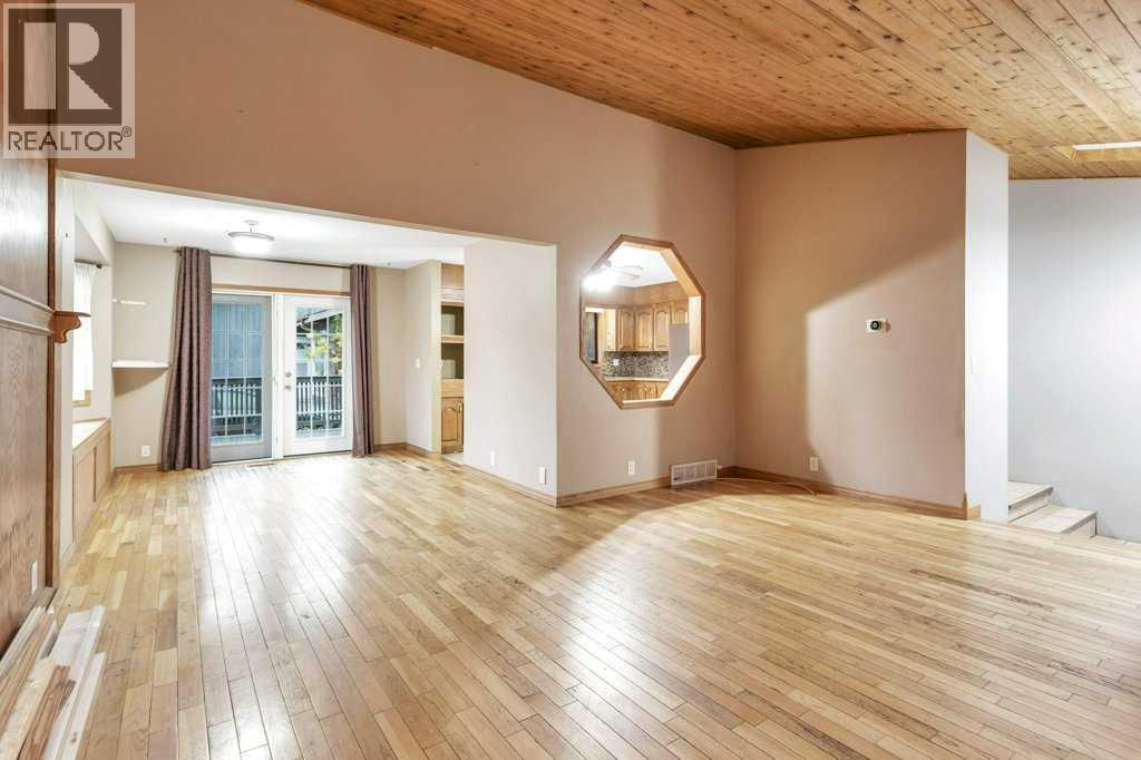 Single Family House 4 Level for Sale in  Glendale Boulevard Glendale Red Deer 