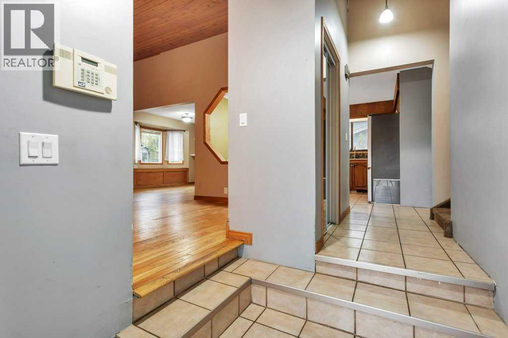 Single Family House 4 Level for Sale in  Glendale Boulevard Glendale Red Deer 