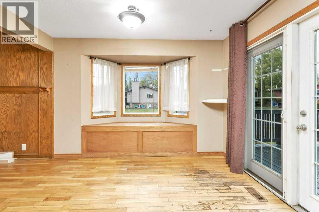 Single Family House 4 Level for Sale in  Glendale Boulevard Glendale Red Deer 
