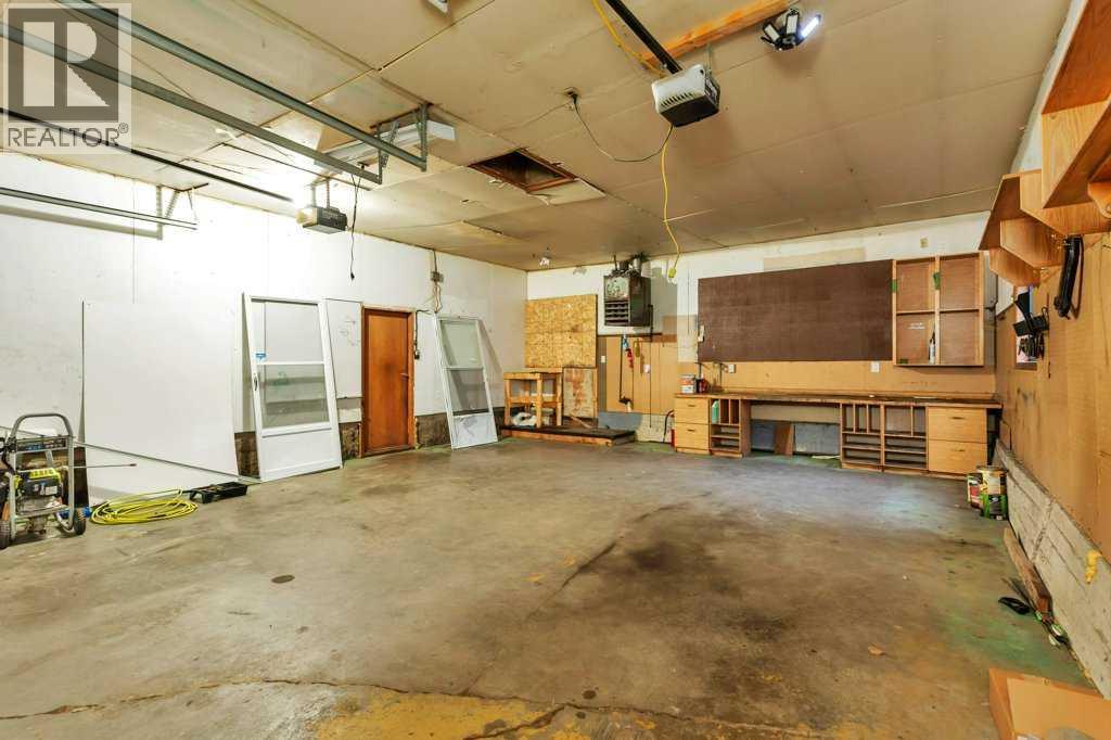 Single Family House 4 Level for Sale in  Glendale Boulevard Glendale Red Deer 