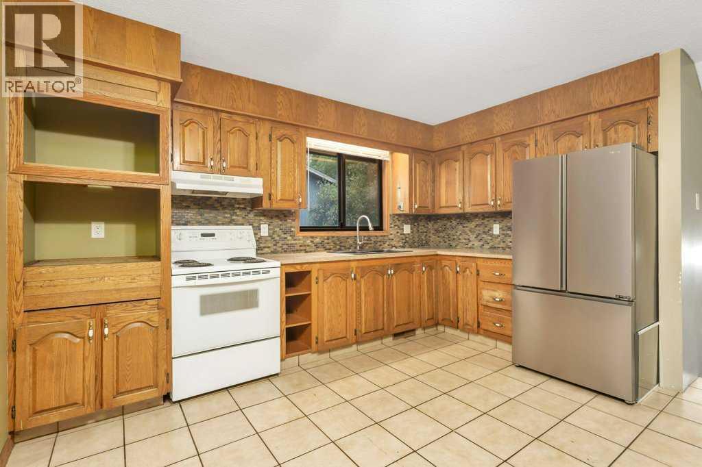 Single Family House 4 Level for Sale in  Glendale Boulevard Glendale Red Deer 