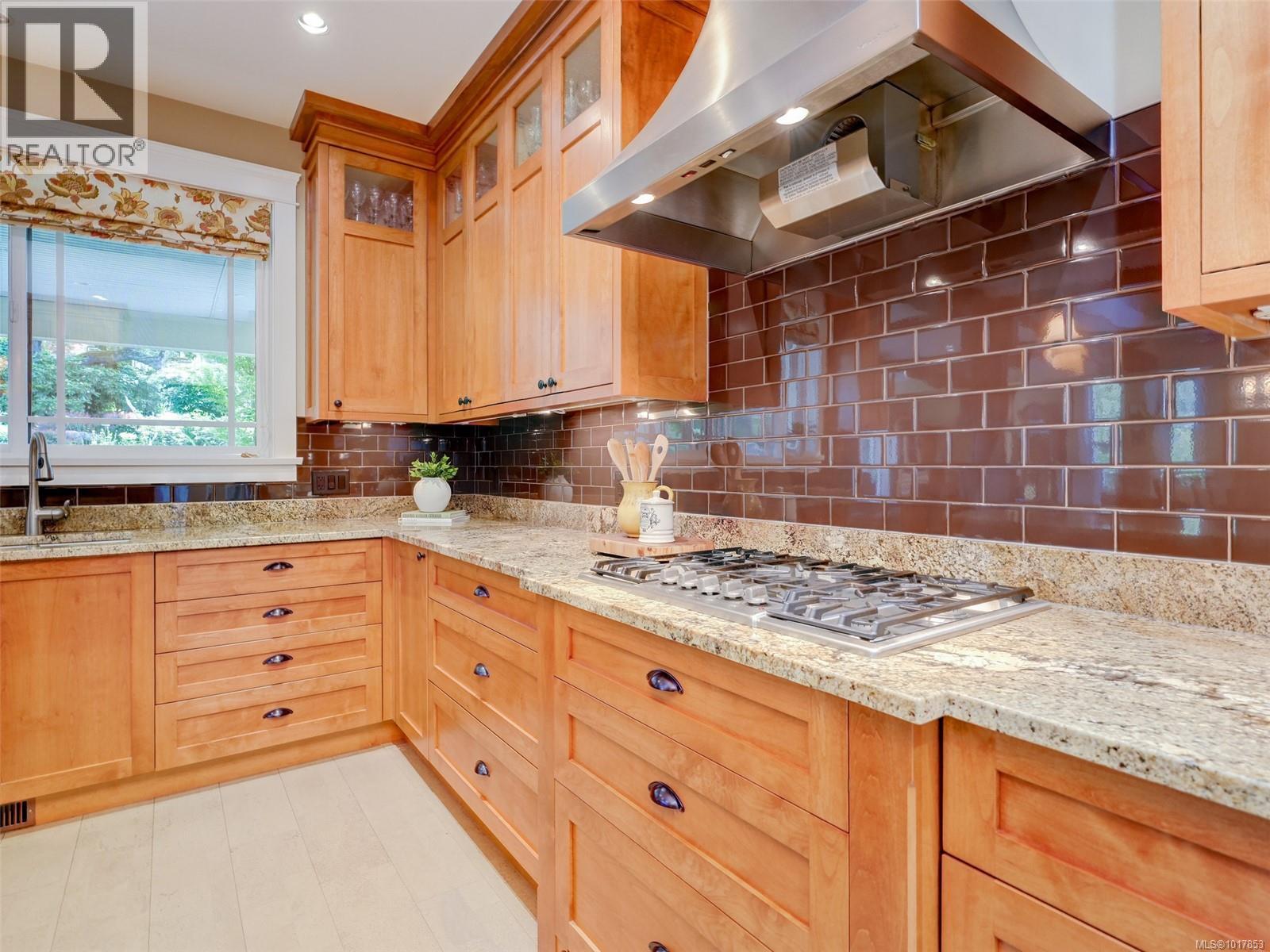  3215 Henderson Road, Oak Bay