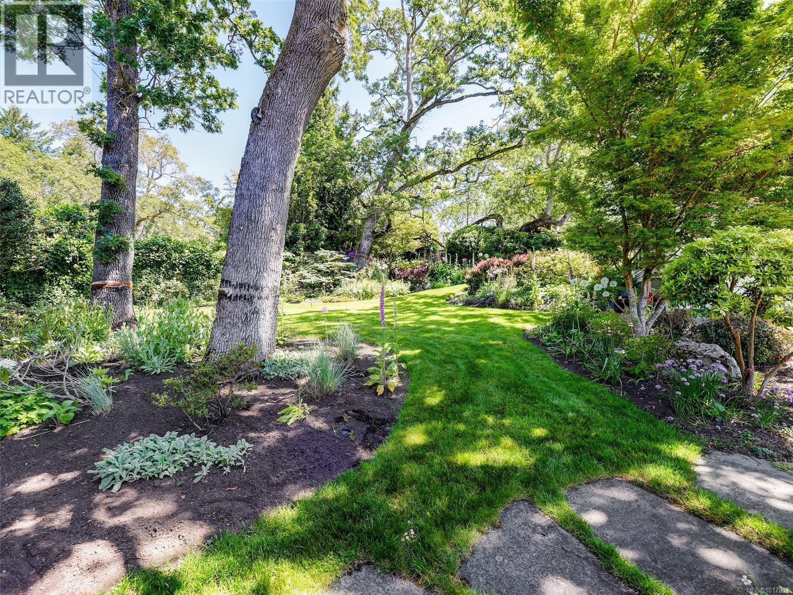  3215 Henderson Road, Oak Bay