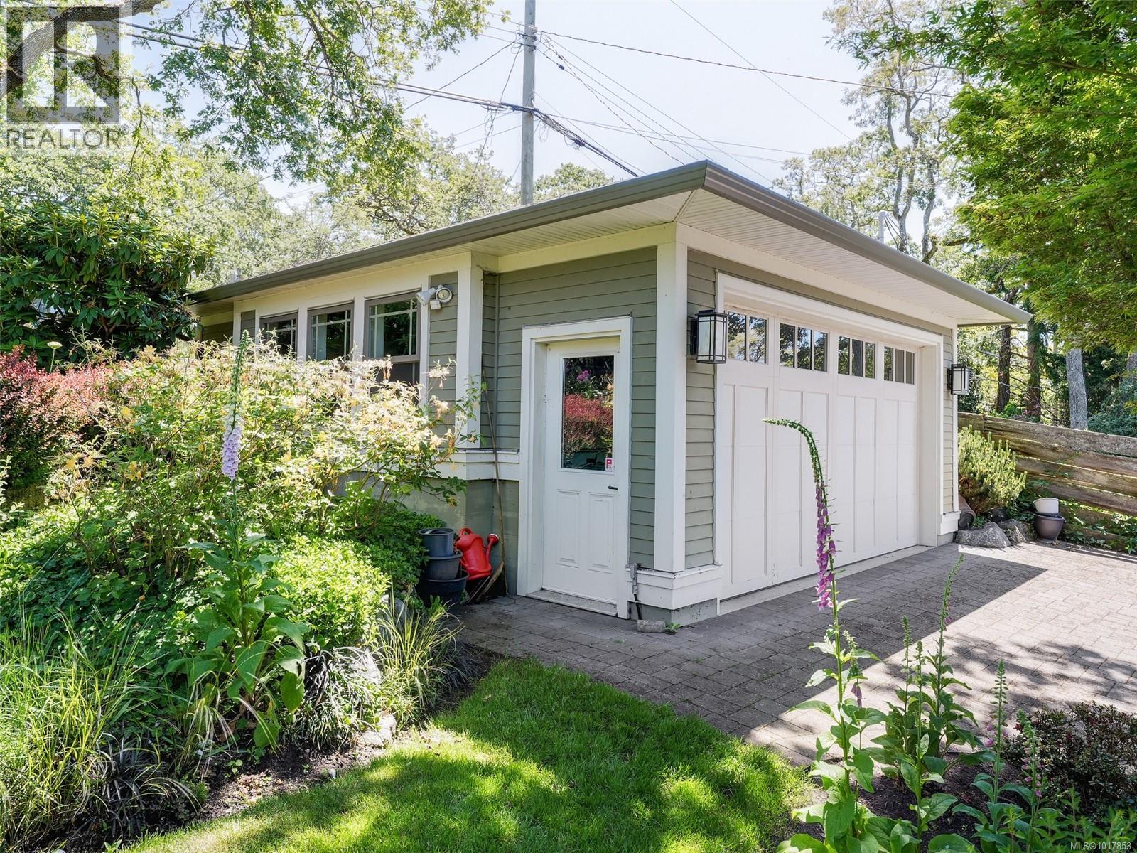  3215 Henderson Road, Oak Bay