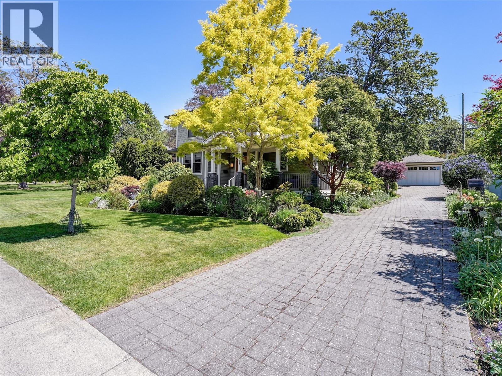  3215 Henderson Road, Oak Bay