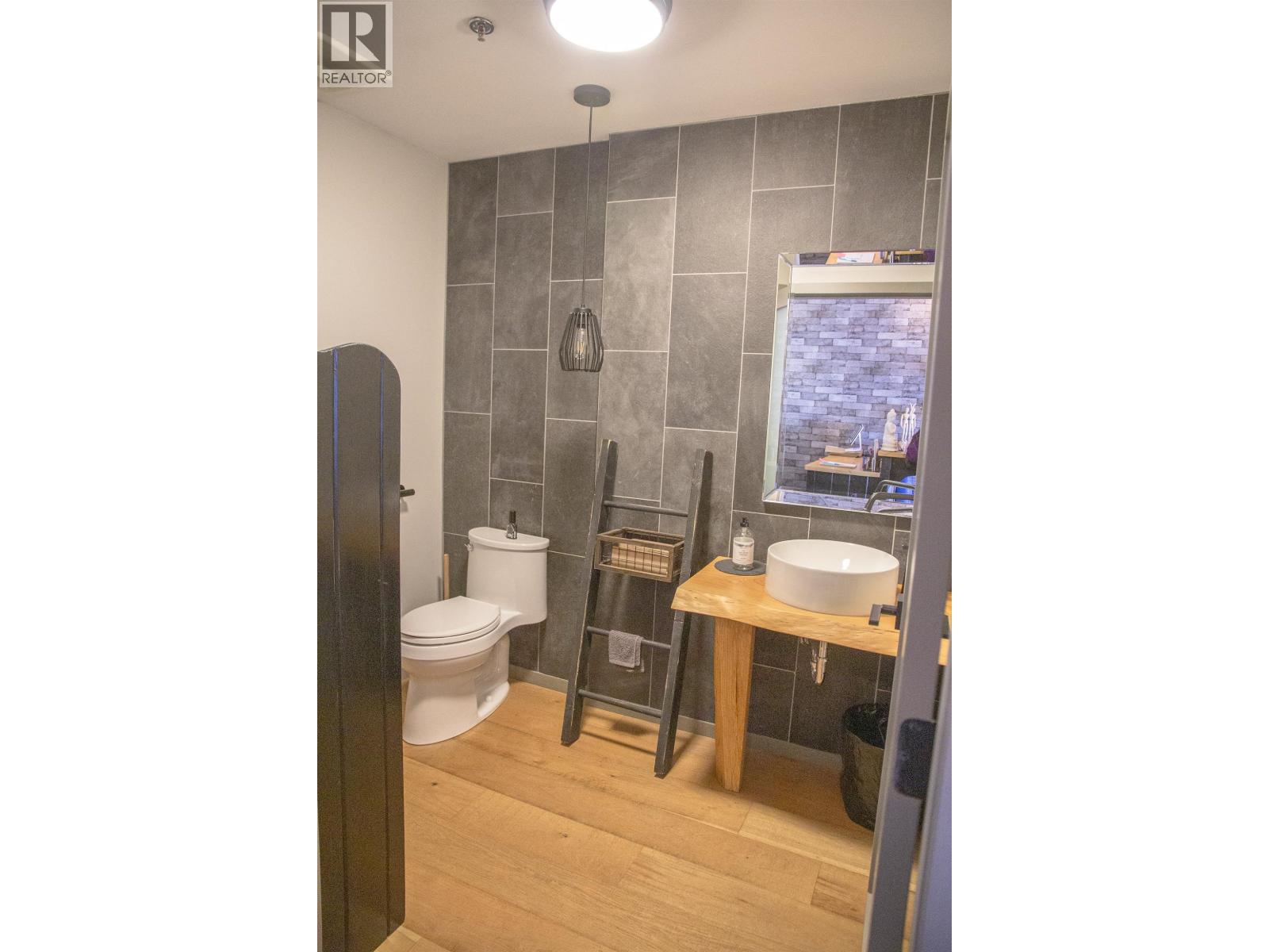 C105 5682 WHARF AVENUE, Sechelt