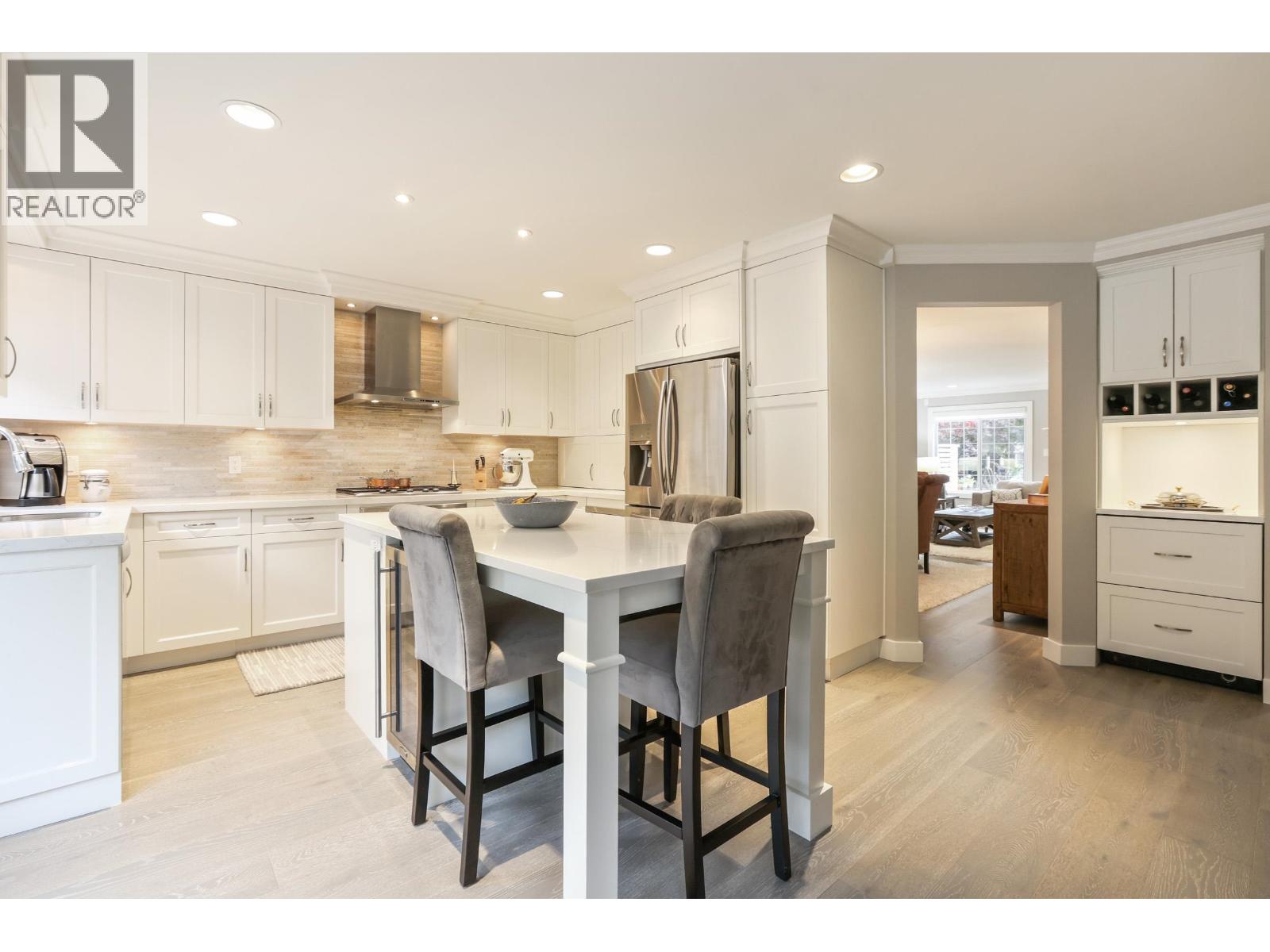 1076 CLEMENTS AVENUE, North Vancouver