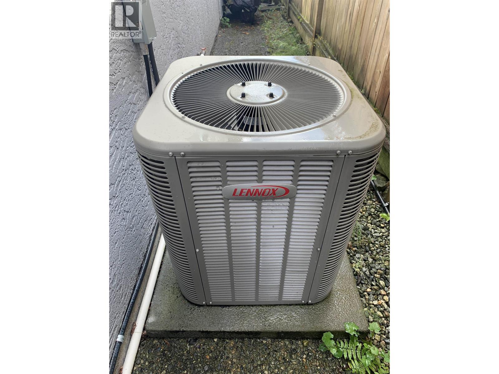 1076 CLEMENTS AVENUE, North Vancouver