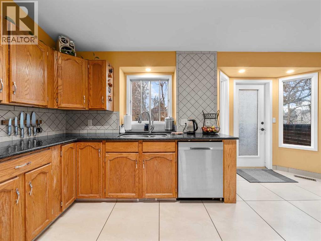 Single Family House 4 Level for Sale in  Shannon Crescent SW Shawnessy Calgary 
