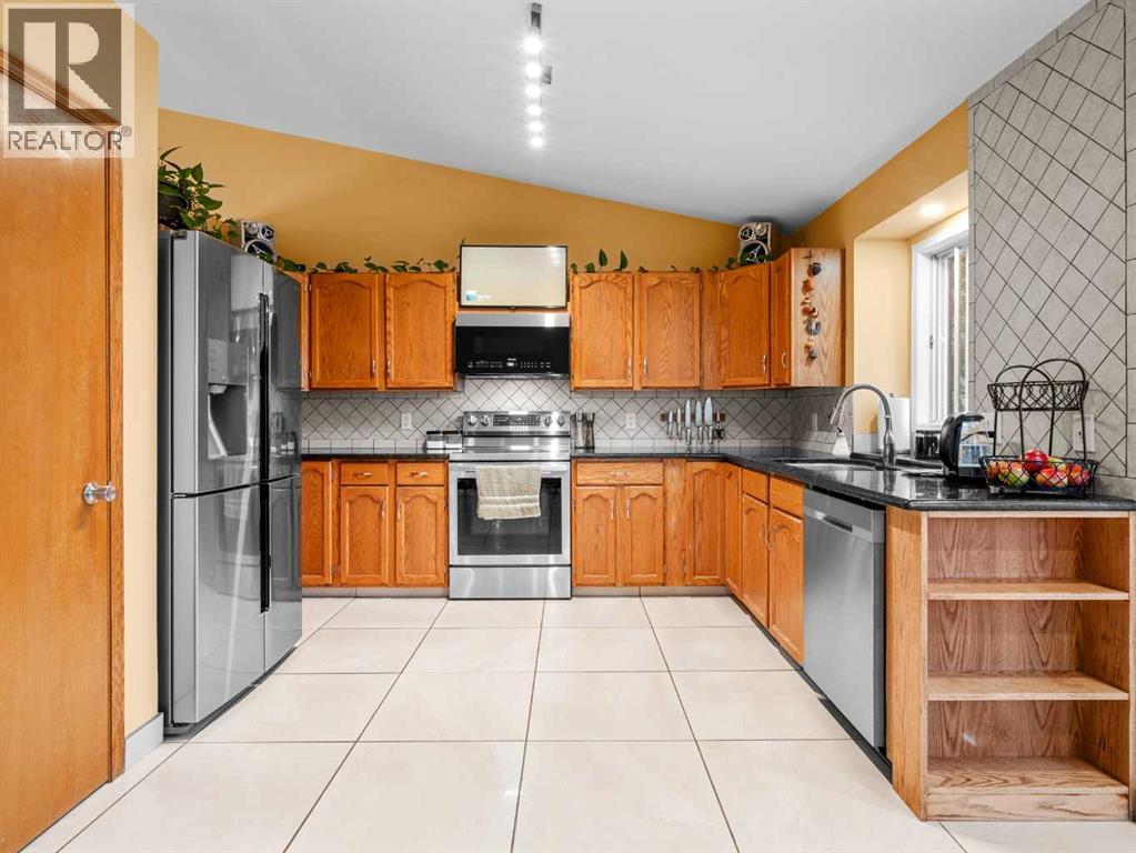 Single Family House 4 Level for Sale in  Shannon Crescent SW Shawnessy Calgary 