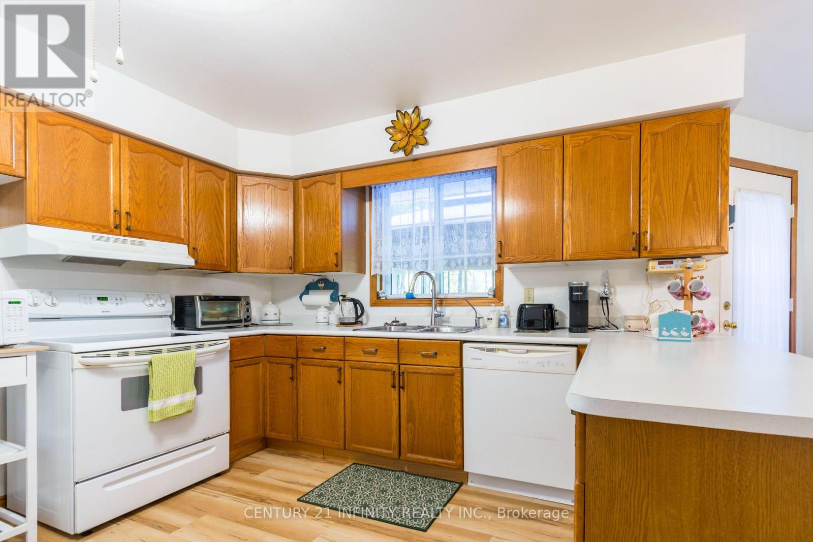 37 RIVERSIDE DRIVE - 22