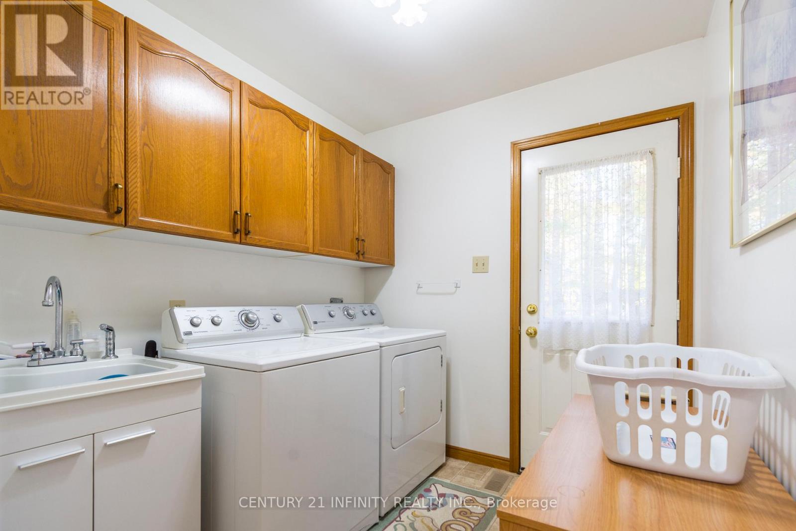37 RIVERSIDE DRIVE - 25