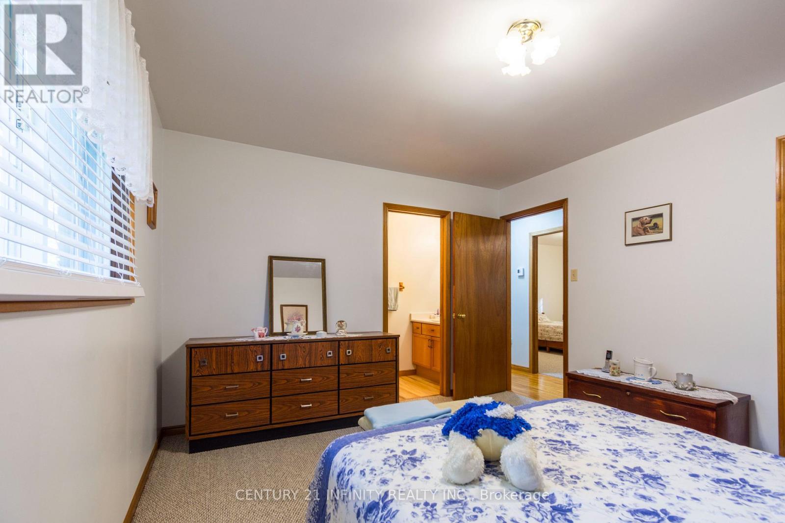37 RIVERSIDE DRIVE - 27