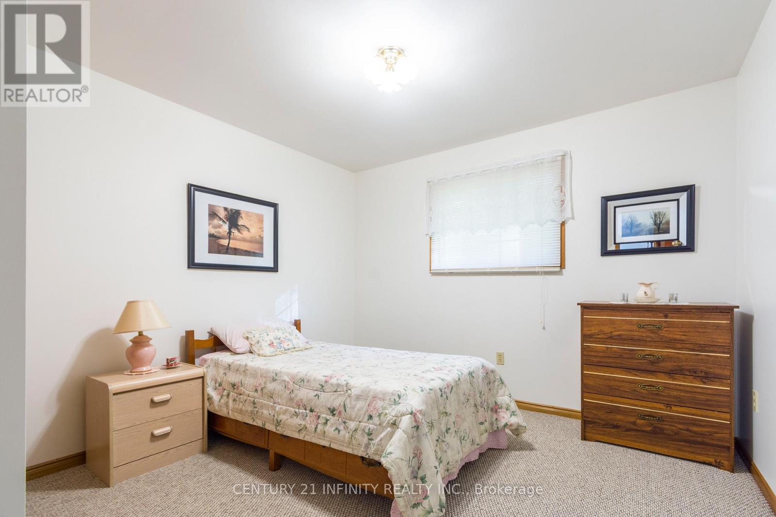 37 RIVERSIDE DRIVE - 30