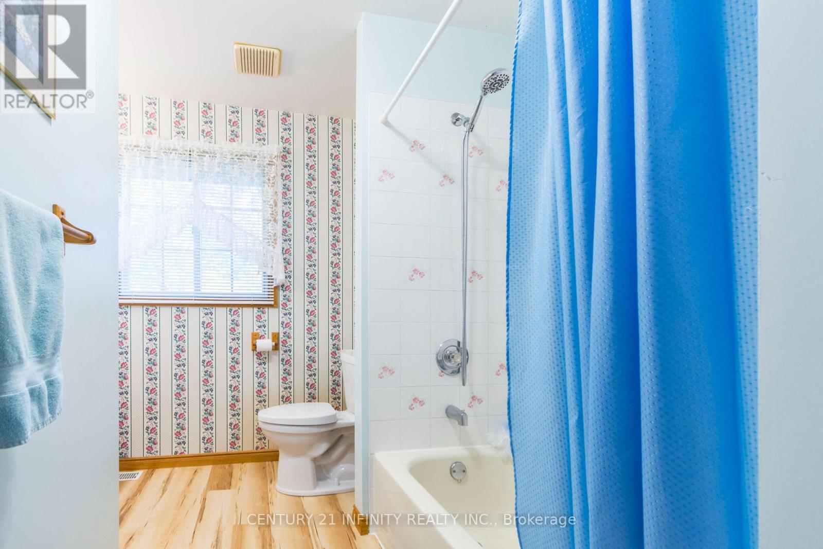 37 RIVERSIDE DRIVE - 31