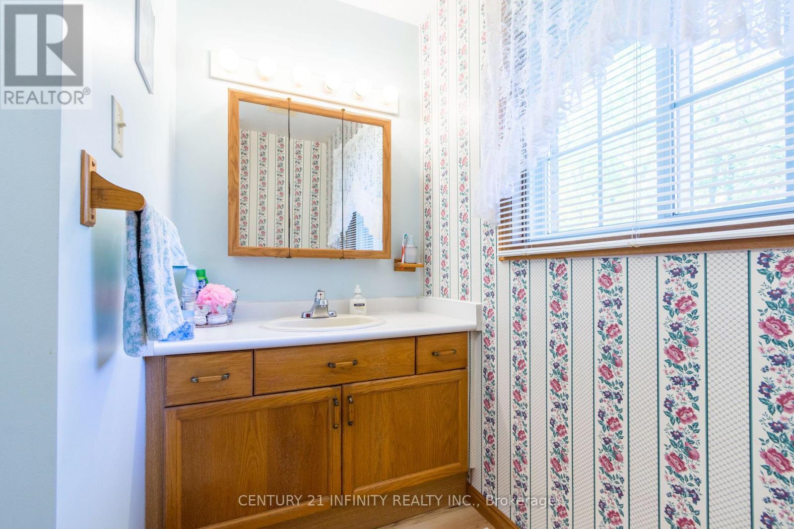 37 RIVERSIDE DRIVE - 32
