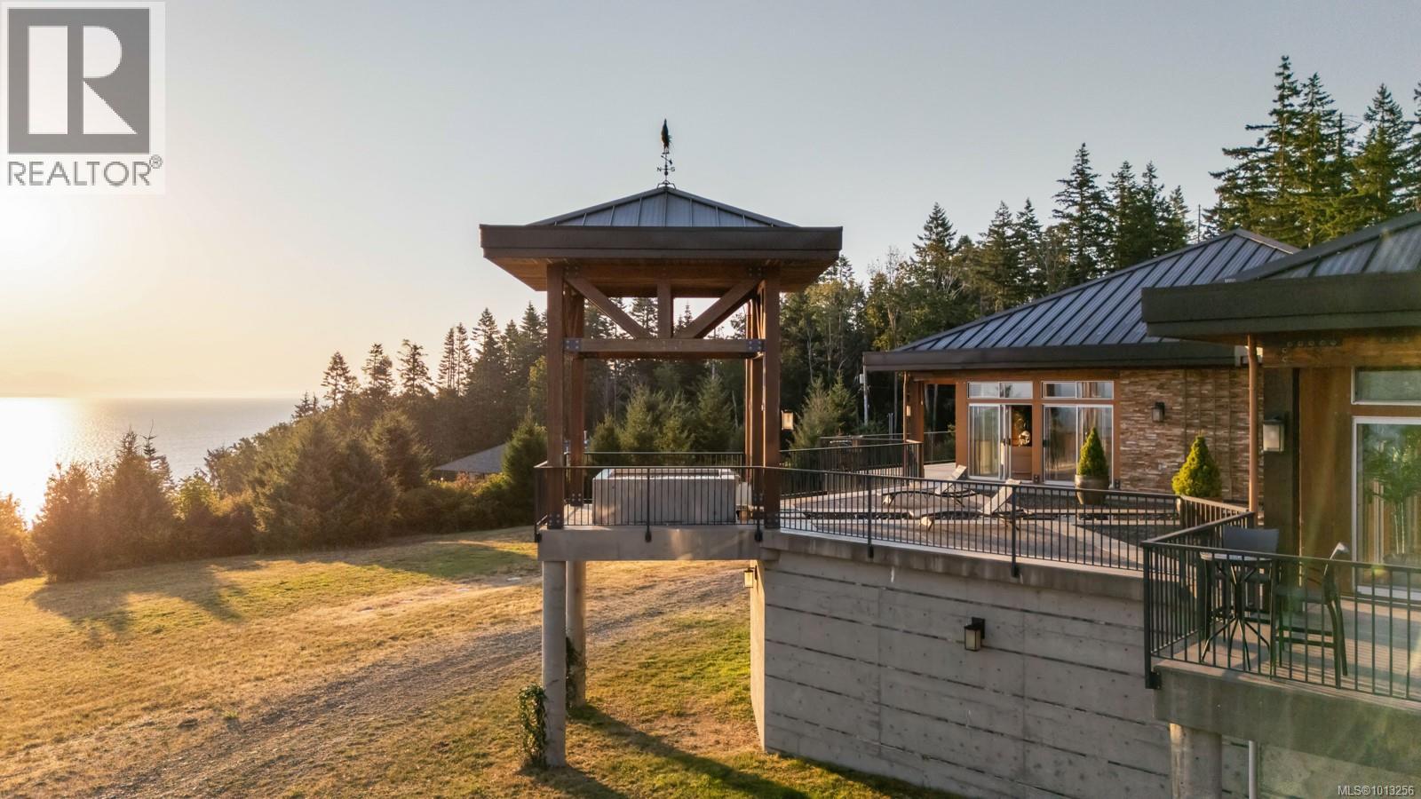 7939 Lenwood Rd - Photo 3 of 98, Merville, British Columbia