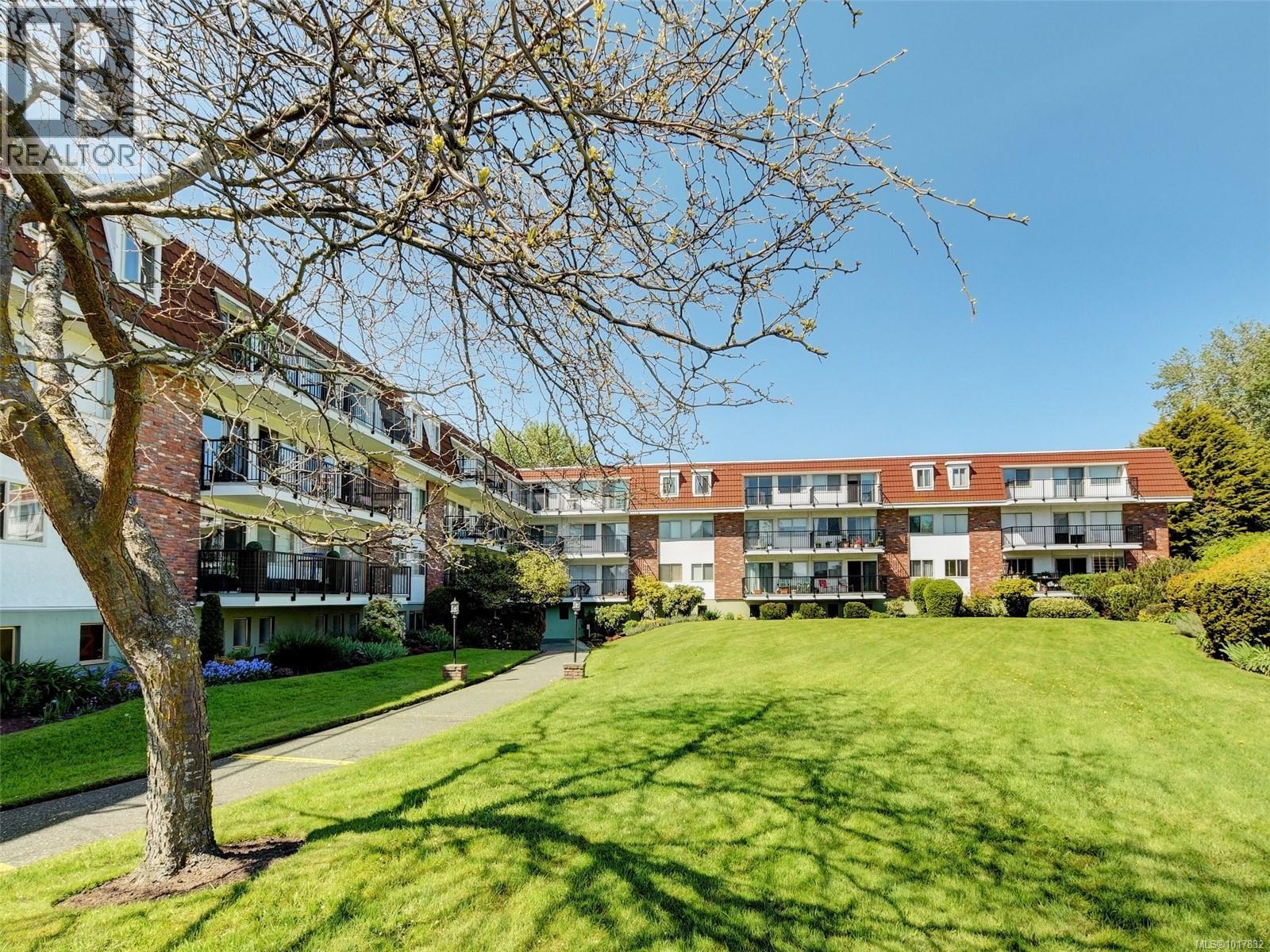 117 1680 Poplar Avenue, Saanich