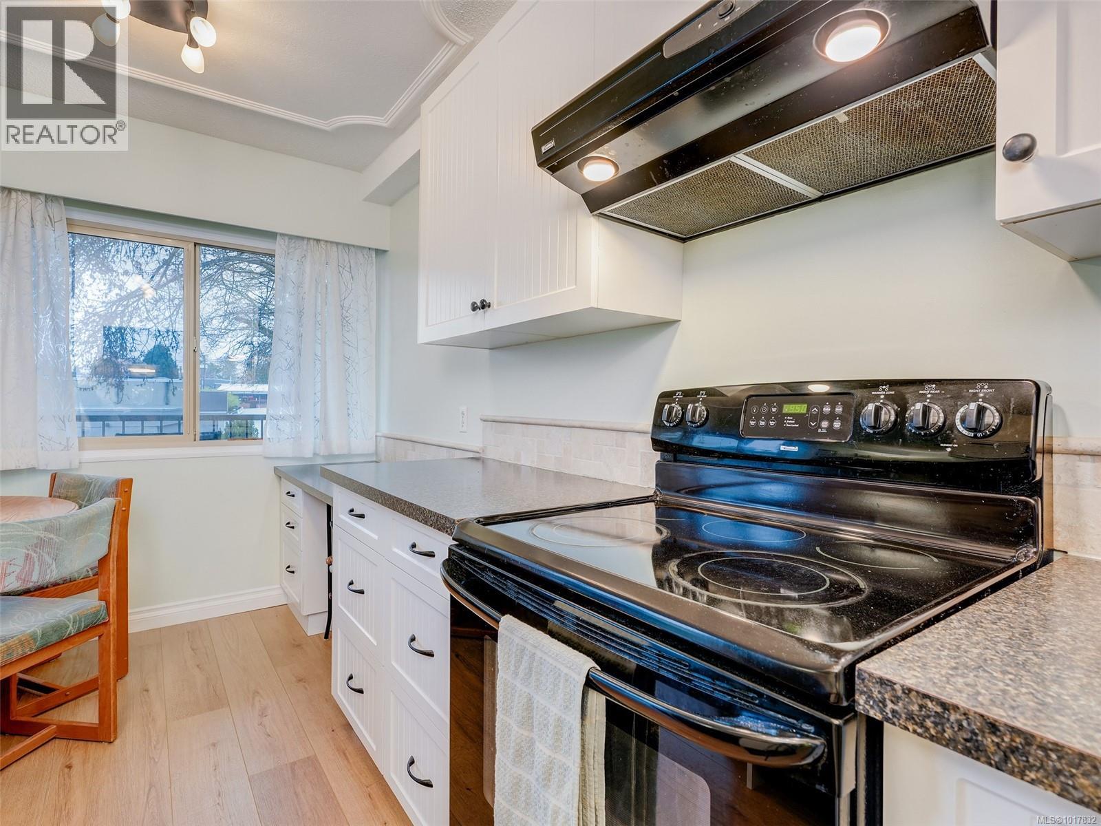 117 1680 Poplar Avenue, Saanich