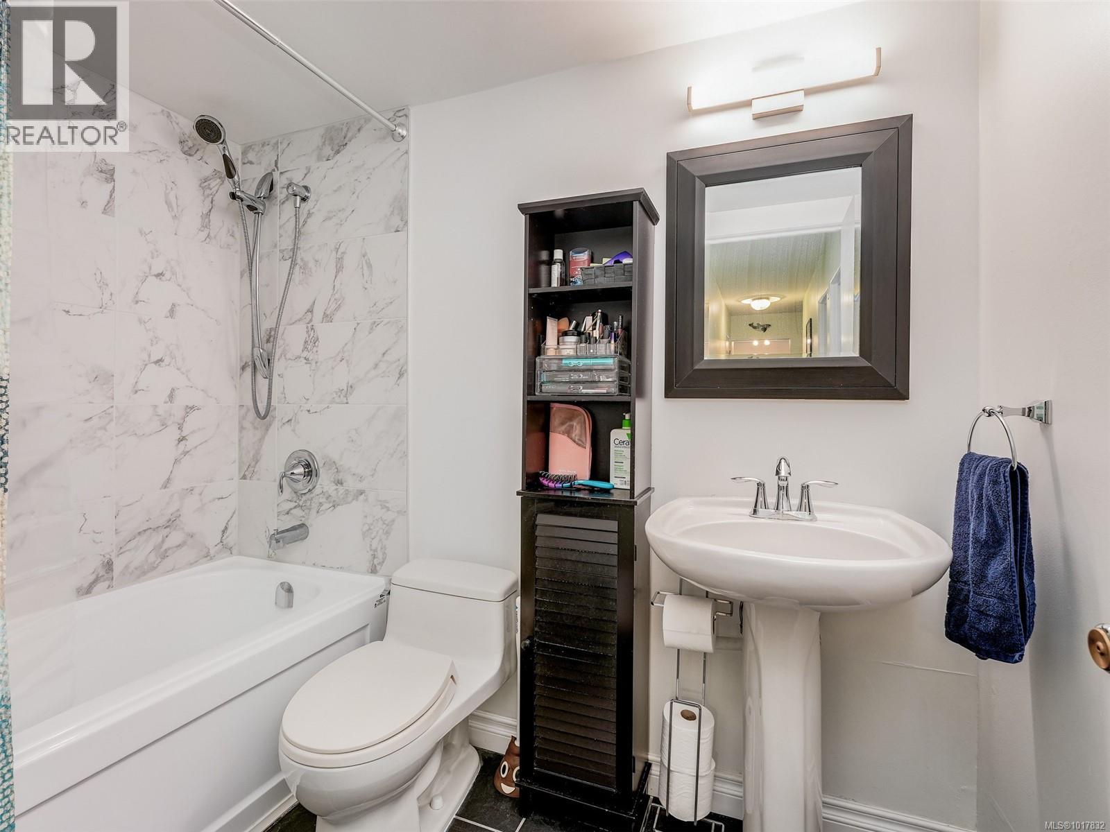 117 1680 Poplar Avenue, Saanich