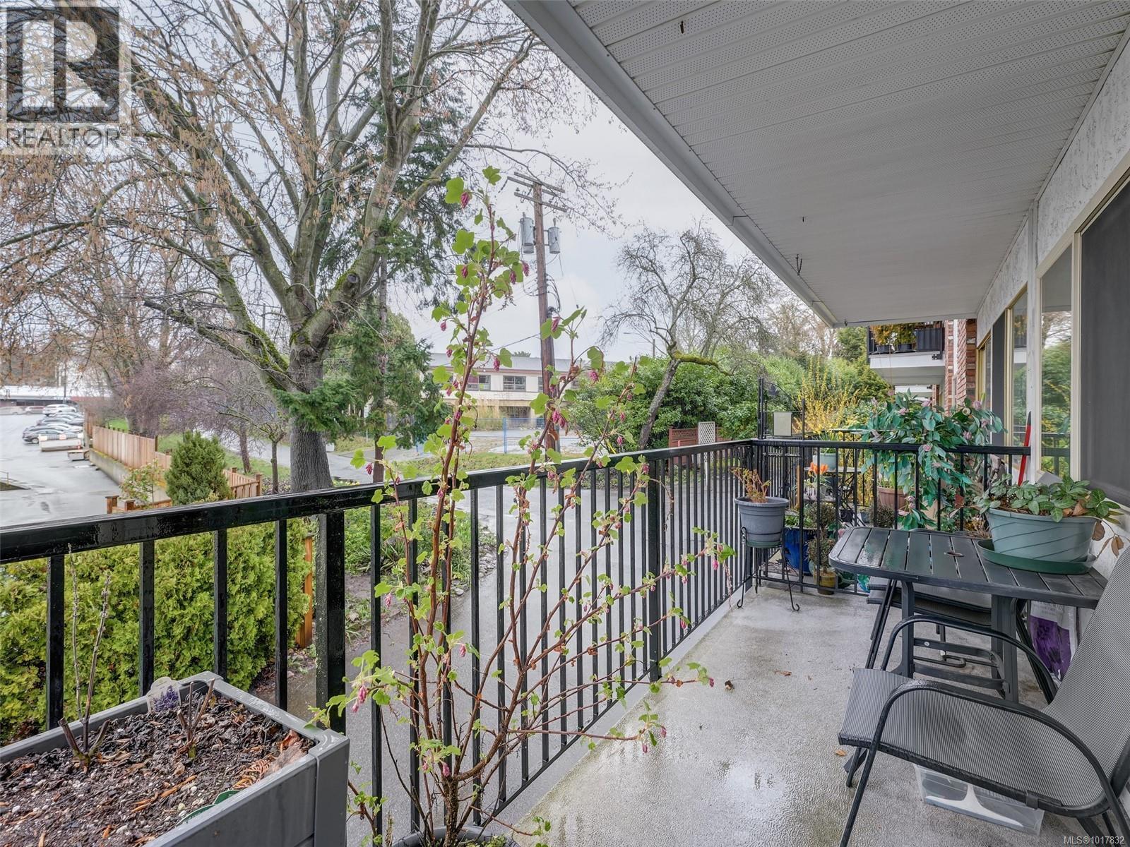 117 1680 Poplar Avenue, Saanich