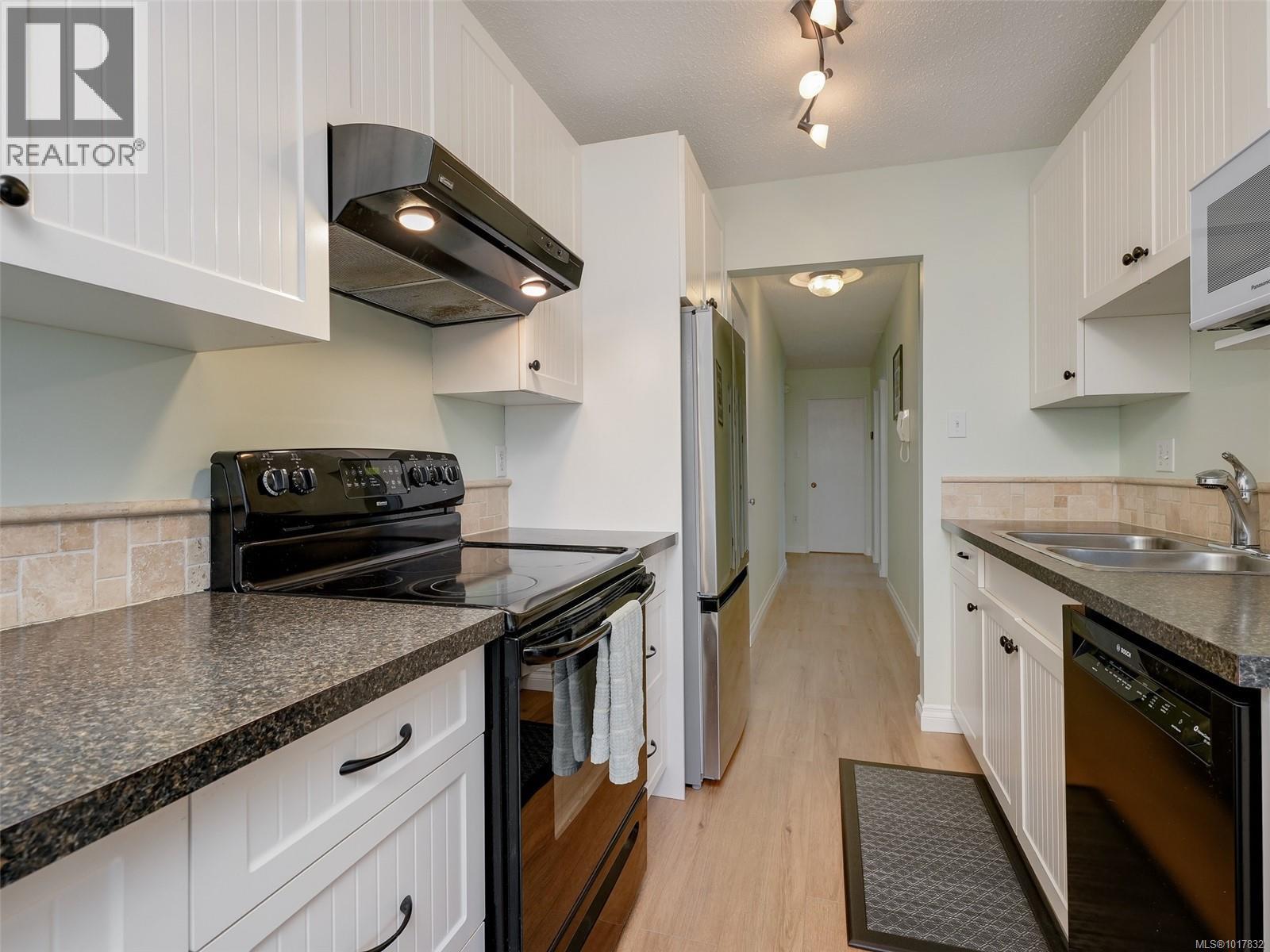 117 1680 Poplar Avenue, Saanich