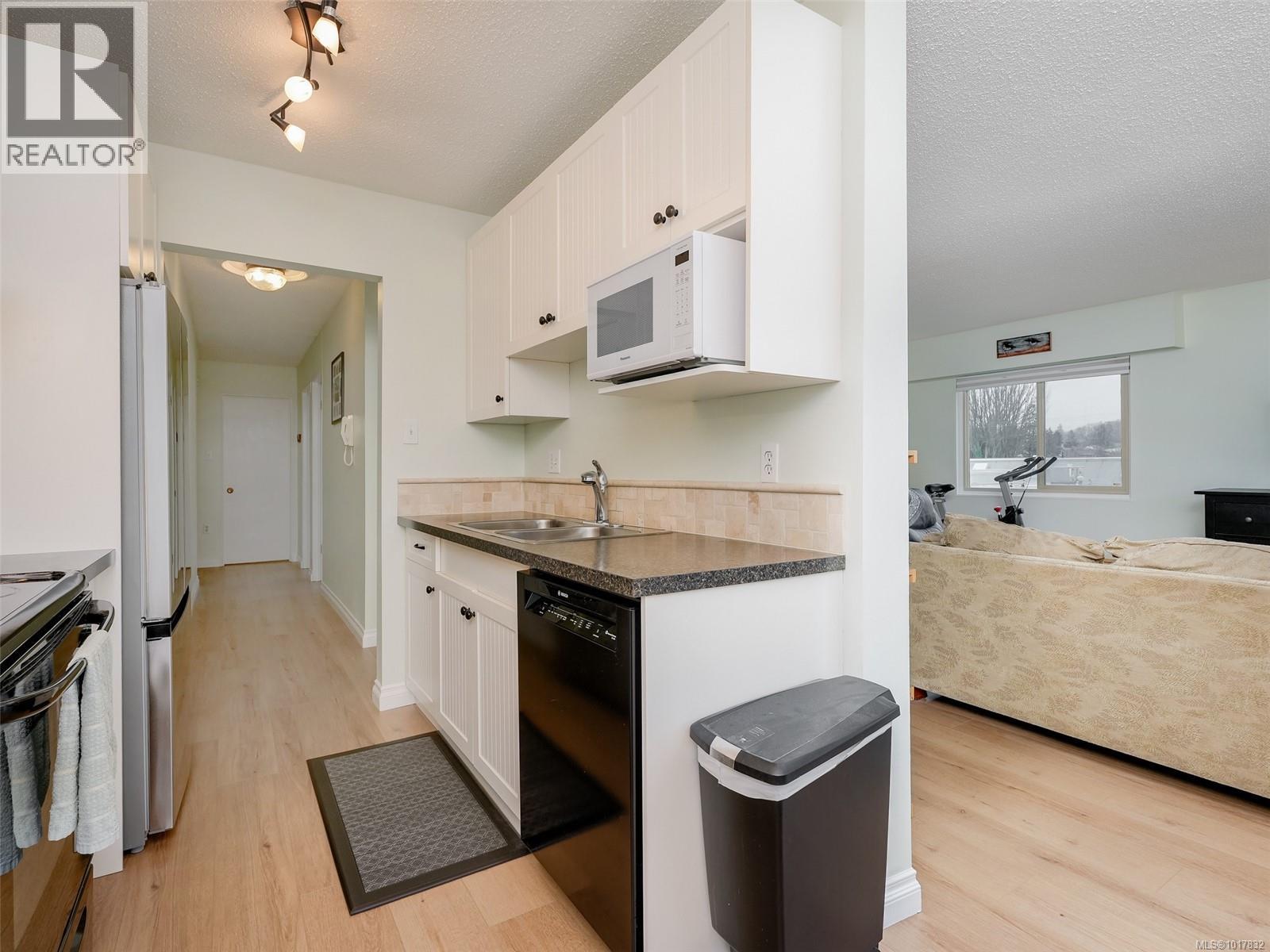 117 1680 Poplar Avenue, Saanich