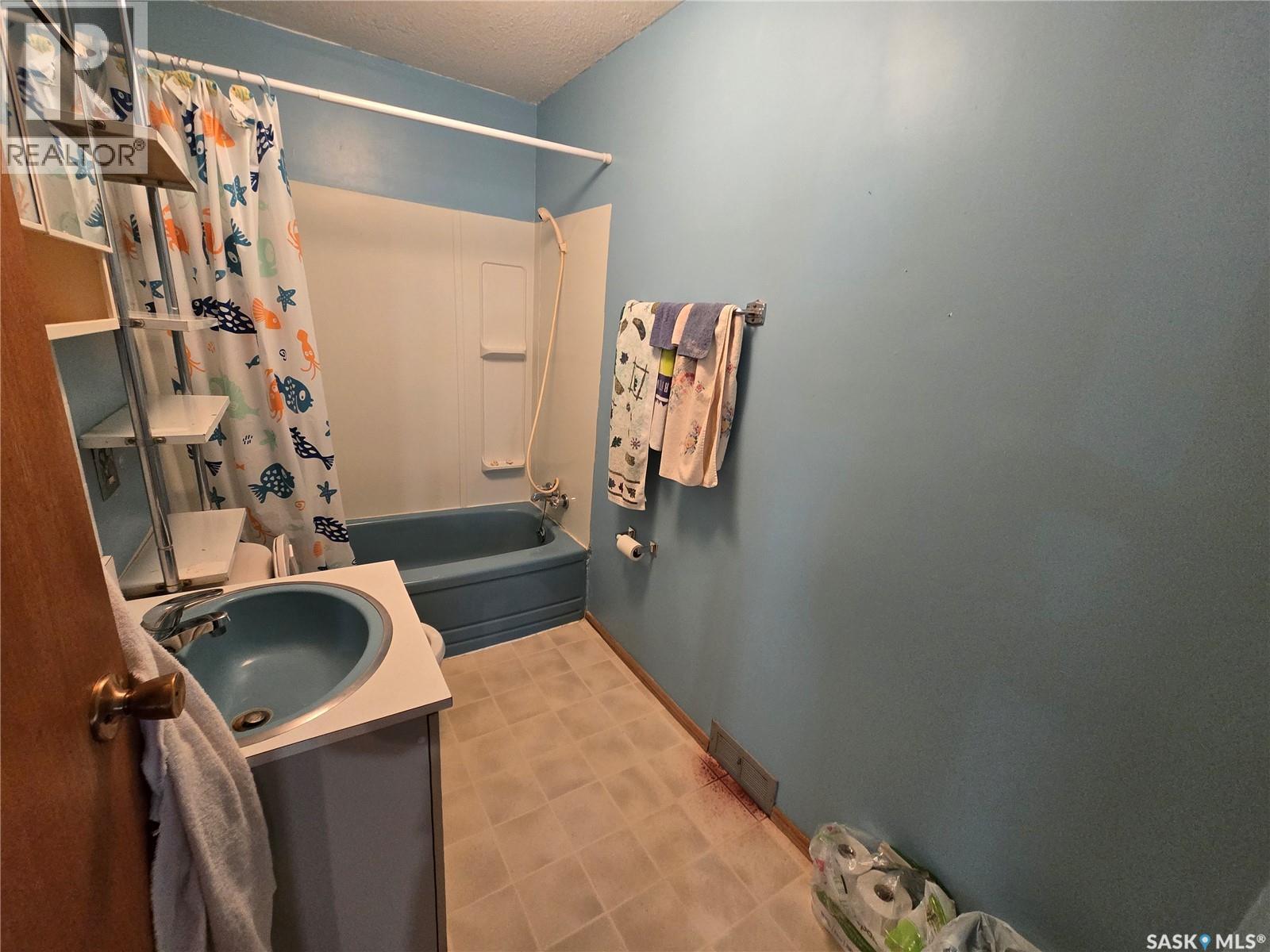 Single Family House Bungalow for Sale in  th AVENUE NE Swift Current 