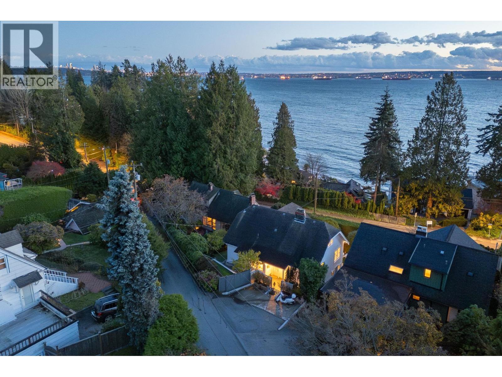 3260 TRAVERS AVENUE, West Vancouver